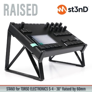 Pode incluir: Suporte preto para Torso Electronics S-4, inclinado 30 graus e elevado 60 mm. O suporte tem uma superfície preta com botões e um ecrã. A palavra «RAISED» está impressa em cinza e o logotipo st3nD é laranja.
