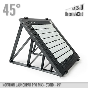 Könnte beinhalten: Schwarzer Ständer für ein Novation Launchpad Pro MK3, in einem Winkel von 45 Grad. Der Ständer ist aus robustem Kunststoff gefertigt und hat ein schlichtes, funktionales Design. Der Ständer ist so konzipiert, dass er das Launchpad Pro MK3 anhebt und so ein komfortableres und ergonomischeres Spielerlebnis bietet.