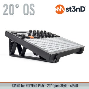 Puede incluir: Un soporte negro para un teclado musical, inclinado a 20 grados. El soporte está etiquetado como "20° OS" y "st3nD".