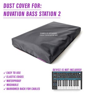 Puede incluir: Funda antipolvo negra para el sintetizador Novation Bass Station 2. La funda tiene bordes elásticos y una parte posterior estrecha para cables.  "EXAMPLE OF APPEARANCE. (PRODUCT PROPORTIONS MAY VARY)" y "DEVICE IS NOT INCLUDED!" están impresos en la imagen.