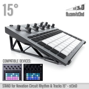 Könnte beinhalten: Ein schwarzer Ständer mit einem 15-Grad-Winkel, um ein Novation Circuit Rhythm oder Tracks Musikproduktionsgerät zu erhöhen. Der Ständer ist aus robustem Kunststoff und hat eine dreieckige Form. Der Ständer ist sowohl mit dem Novation Circuit Rhythm als auch mit dem Tracks-Gerät kompatibel. Der Ständer ist mit einem Novation Circuit Rhythm-Gerät darauf abgebildet. Der Ständer ist mit "st3nD" beschriftet und hat eine Website-Adresse darauf: "fb.com/st3nd".