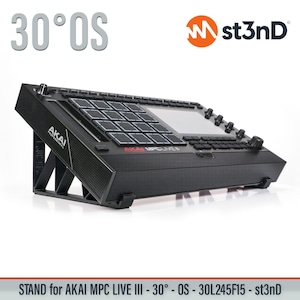 Könnte beinhalten: Schwarzes AKAI MPC Live III Musikproduktionszentrum auf einem schwarzen Ständer, abgewinkelt um 30 Grad. Der Ständer ist für das MPC Live III Modell konzipiert. Der Text "30°OS", "AKAI", "AKAI MPCLIVE" und das st3nD-Logo sind enthalten.