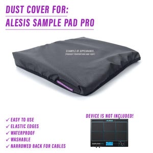 Può includere: Una copertura antipolvere nera per l'Alesis SamplePad Pro. La copertura ha bordi elastici e uno schienale stretto per i cavi. La copertura è impermeabile e lavabile. Il testo "DUST COVER FOR: ALESIS SAMPLE PAD PRO" è nella parte superiore dell'immagine. Il testo "EXAMPLE OF APPEARANCE. (PRODUCT PROPORTIONS MAY VARY)" è nell'angolo in alto a destra dell'immagine. Il testo "DEVICE IS NOT INCLUDED!" è nell'angolo in basso a destra dell'immagine. Il testo "EASY TO USE", "ELASTIC EDGES", "WATERPROOF", "WASHABLE" e "NARROWED BACK FOR CABLES" è elencato in una colonna sul lato sinistro dell'immagine. Il testo "DUSTCOVERPRO.COM" è nella parte inferiore della copertura.