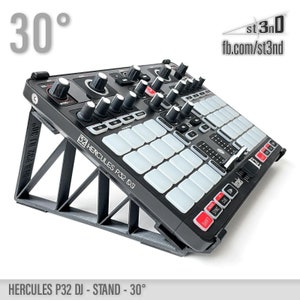 Puede incluir: Un soporte negro con un diseño triangular sostiene un controlador DJ Hercules P32 negro. El soporte está inclinado a 30 grados. El controlador tiene una variedad de botones, perillas y almohadillas. El texto "32 HERCULES P32 DJ" está impreso en el controlador.