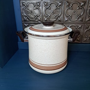 Enamelware Cooking Pot, Retro Almond Flair Porcelain Enamel on Steel Cookware, Retro Vintage Cookware, Vintage Kitchen, 9-inch Pot
