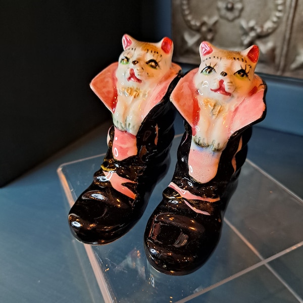 Salt and Pepper Shakers Kitsch, Black and Pink Boots with Cats, Salt and Pepper,Japan 1950's, Anthropomorphic, Puss in Boots