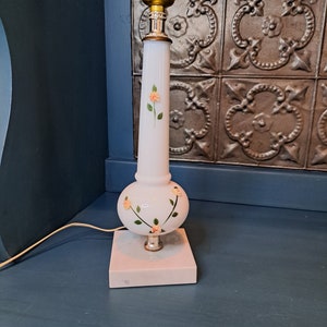 Lampe, lampe en verre blanc laiteux 33 cm sur base en marbre, roses roses 3D en pleine floraison, lampe bohème, lampe shabby chic, lampe florale blanche vintage