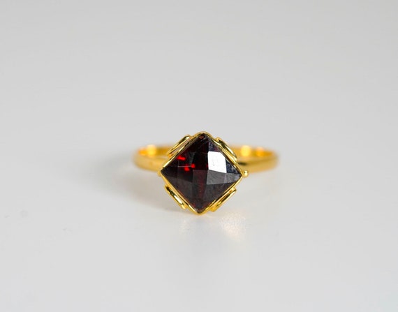 14k Garnet Solitaire Ring - image 5