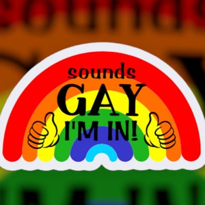 Può includere: Un adesivo arcobaleno con il testo "sounds GAY I'M IN!" in lettere nere.