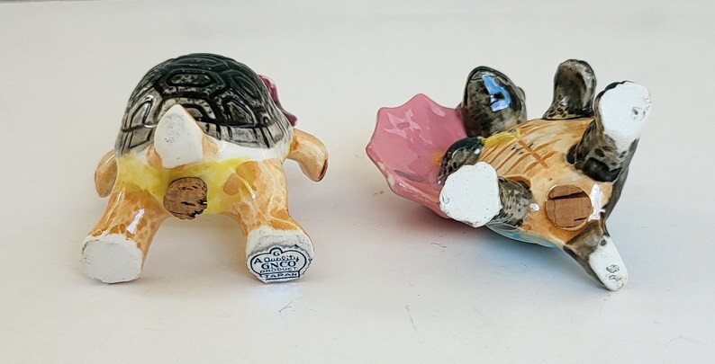 Vintage GNCO Hugging Turtle Salt & Pepper Shaker Set Made in Japan Cute Hugging Turtles Salt and Pepper Shaker Set Ceramic Turtle Shakers image 5