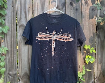 Handgeschilderd libelle-T-shirt met bleekmiddel