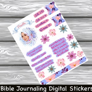 Pode incluir: Adesivos digitais para o diário da Bíblia com designs florais, uma mulher usando um lenço na cabeça e versículos bíblicos, incluindo Atos 2:42, Atos 18:1-4, 1 Coríntios 10 e Romanos 16.