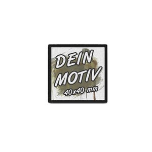 Könnte beinhalten: Quadratischer Aufnäher mit den Worten "DEIN MOTIV" in Weiß, schwarz umrandet, auf einem braunen und grünen Hintergrund. Der Text "40x40 mm" steht unter dem Haupttext. Der Aufnäher hat einen schwarzen Rand.