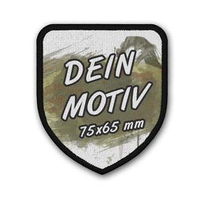 Könnte beinhalten: Ein schildförmiger Aufnäher mit schwarzem Rand. Der Aufnäher zeigt die Worte "DEIN MOTIV" in weißer, stilisierter Schrift auf einem Tarnhintergrund. Die Maße "75x65 mm" sind darunter aufgedruckt.