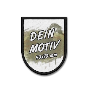 Op de afbeelding: Een witte patch met een zwarte rand, met de tekst "DEIN MOTIV" in vette witte letters. De patch heeft een camouflage-achtige achtergrond en meet 9 x 7 cm.