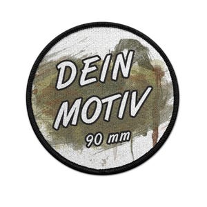 Könnte beinhalten: Runder Aufnäher mit den Worten "DEIN MOTIV" in Weiß, umrandet von Schwarz, auf einem Hintergrund im Camouflage-Stil. Der Aufnäher hat einen Durchmesser von 90 mm und einen schwarzen Rand.