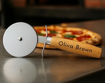 Coupe-pizza personnalisé en bambou, nom de famille gravé à l&#39;emporte-pièce, cadeau de famille, cadeau pour elle et lui, trancheuse à pizza en bambou, cadeau personnalisé