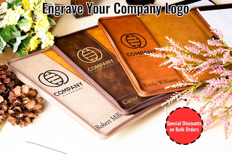 Op de afbeelding: Vier lederen mappen met een bedrijfslogo en gepersonaliseerde namen. De mappen zijn bruin, beige en lichtbeige. De tekst "Engrave Your Company Logo" staat bovenaan de afbeelding. Een rode cirkel met de tekst "Special Discounts on Bulk Orders" staat onderaan de afbeelding.