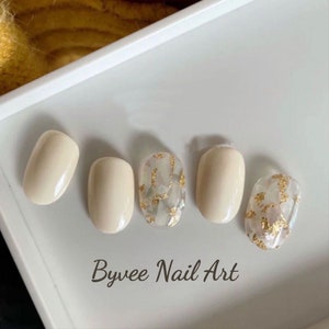 Custom Creamy White Gold Foil Sea Shell Flakes Glitter Press on Nails, Reusable fake Nails, Cute Nails for Brides, Gifts For Girlfriend