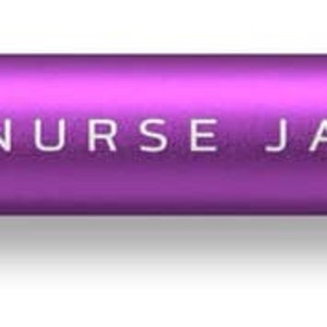 Könnte beinhalten: Eine violette Gesichtswalze mit dem Text "NURSE JAMIE" auf dem Griff. Die Walze hat eine zylindrische Form mit einer Reihe schwarzer Punkte auf der Walzfläche. Schönheits- und Hautpflegeprodukt.