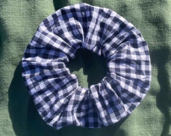 Der Scrunchie: Navy Gingham