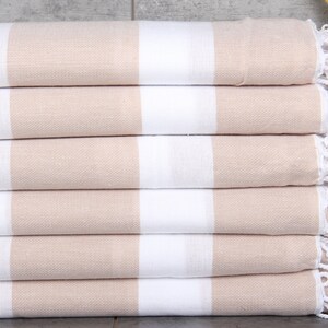 Besticktes Strandtuch, Badetuch mit Monogramm, Beiges Handtuch, Gestreiftes Handtuch, Brautjungfer Geschenke personalisiert, Bio-Handtuch, 40x71 Zoll