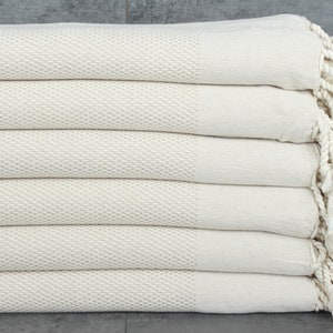 Toalha de praia personalizada, toalha de algodão bege de 40 x 71 polegadas, presentes para chá de panela, presente para ela, presentes de decoração para casa, toalhas de monograma,