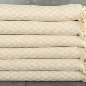 Överkast, 190x213 cm beige bomullspläd, present till bästa vän, blommönsterpläd, monogramfilt, vävd filt, duschdraperi,