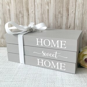 Wooden Book Stack - Home Sweet Home With Key & Heart Charms Choice of 13 Colours afbeelding 2