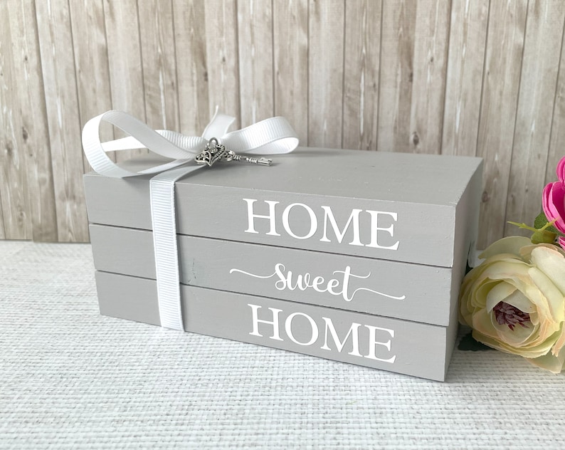 Wooden Book Stack - Home Sweet Home With Key & Heart Charms Choice of 13 Colours afbeelding 2
