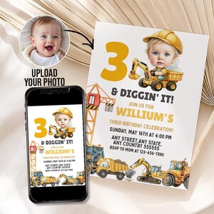 Puede incluir: Una invitación de cumpleaños con una ilustración de dibujos animados de un niño con un casco de construcción operando una excavadora. La invitación incluye el número 3, el texto "& DIGGIN' IT!" y detalles del evento.