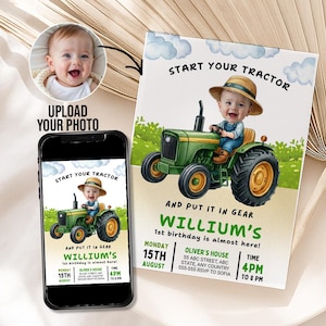 Könnte beinhalten: Eine personalisierte Geburtstagseinladung mit einer Cartoon-Illustration eines Babys, das einen grünen Traktor fährt. Die Einladung enthält den Text "Start Your Tractor" sowie Details zur Veranstaltung, einschließlich Datum, Uhrzeit und Ort.