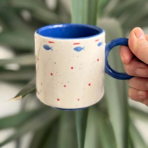 Tazza Pesci fatta a mano: tazza da caffè in ceramica con motivo isola greca, regalo zodiacale