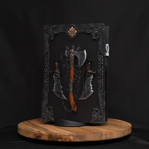 Cover personalizzate per la versione disco della console PlayStation 5 di God Of War