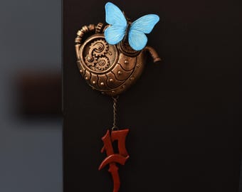 Distintivo/magnete da frigorifero ispirato a Lies of P, fatto a mano – Oggetto da collezione dipinto a mano (realizzato nel Regno Unito)