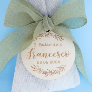 Tag tondi in legno per Battesimo bambina, segnaposto in legno, tag Prima Comunione, tag bambino floreale