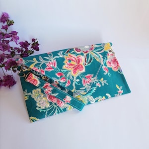 Clutch de sobre  verde esmeralda, Clutch verde de flores con correa, Clutch floral, Clutch para eventos de día, Regalo para mi mejor amiga