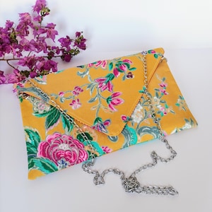 Elegante clutch sobre de tela mostaza con estampado floral y correa de cadena, Clutch sobre mostaza con flores para mujer sofisticada