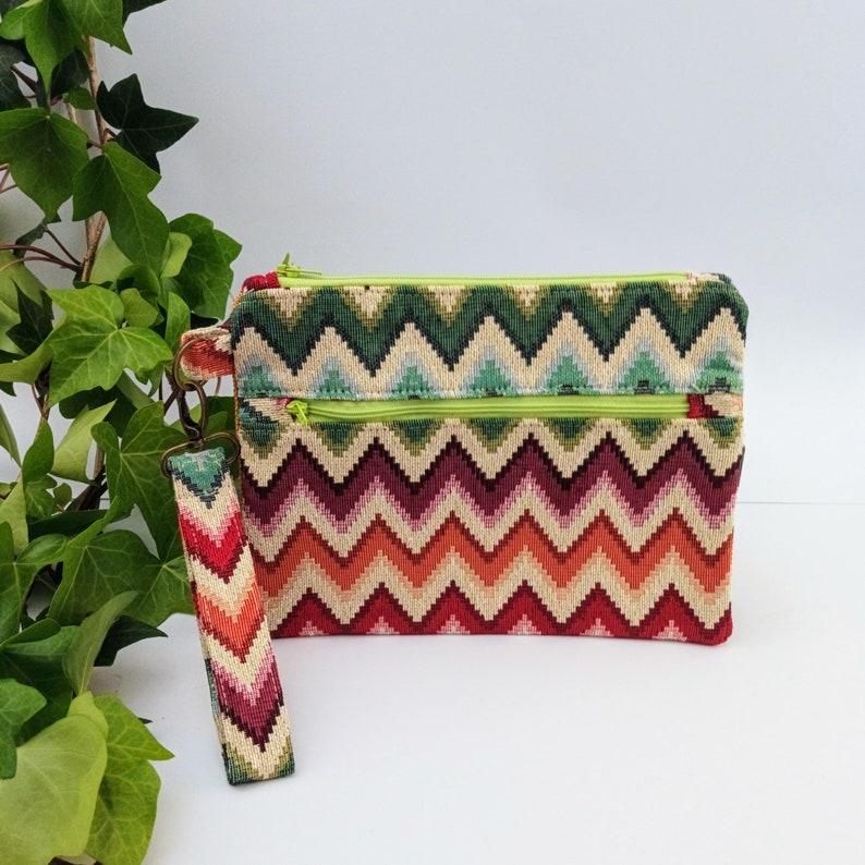 Moderno bolso de mano Gobelino en zigzag, Clutch Gobelinos en colorido estampado zigzag, Vibrante bolso de mano Gobelino, Bolso colorido. imagen 3