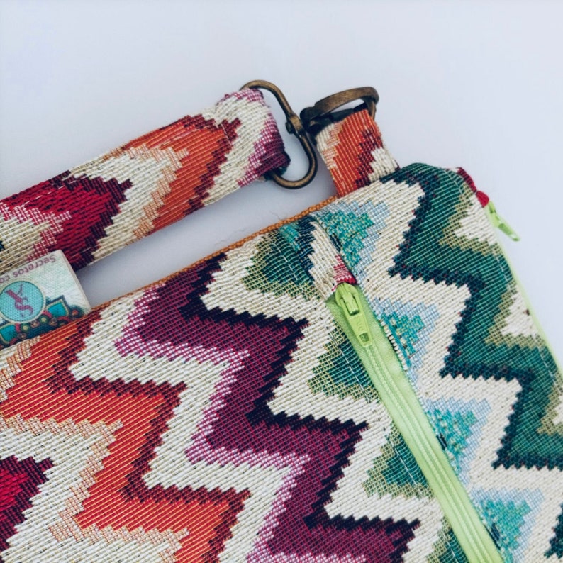 Moderno bolso de mano Gobelino en zigzag, Clutch Gobelinos en colorido estampado zigzag, Vibrante bolso de mano Gobelino, Bolso colorido. imagen 9
