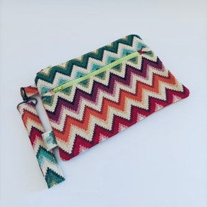 Moderno bolso de mano Gobelino en zigzag, Clutch Gobelinos en colorido estampado zigzag, Vibrante bolso de mano Gobelino, Bolso colorido. imagen 4