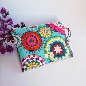 Neceser de tela  con mandalas de colores, en tonos turquesa, con cremallera, ideal para el verano o la playa, Neceser plano Mandalas colores