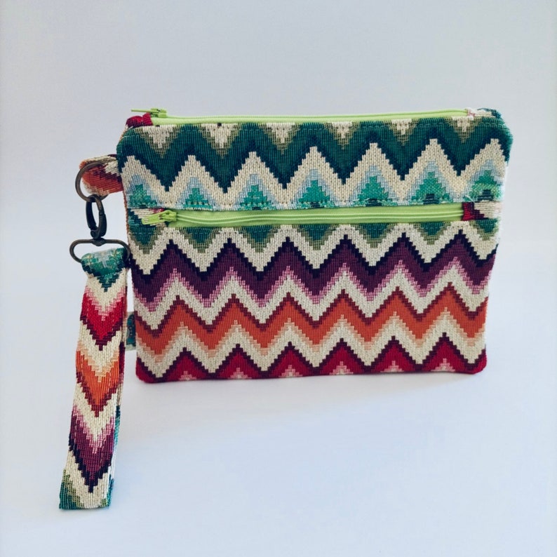 Moderno bolso de mano Gobelino en zigzag, Clutch Gobelinos en colorido estampado zigzag, Vibrante bolso de mano Gobelino, Bolso colorido. imagen 8