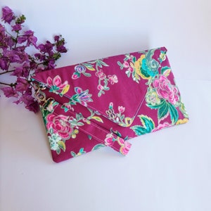 cartera mano con correa de flores, clutch sobre buganvilla, bolso de mano para ocasión especial, clutch de fiesta, bolso de noche