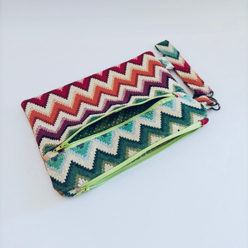 Moderno bolso de mano Gobelino en zigzag, Clutch Gobelinos en colorido estampado zigzag, Vibrante bolso de mano Gobelino, Bolso colorido. imagen 6