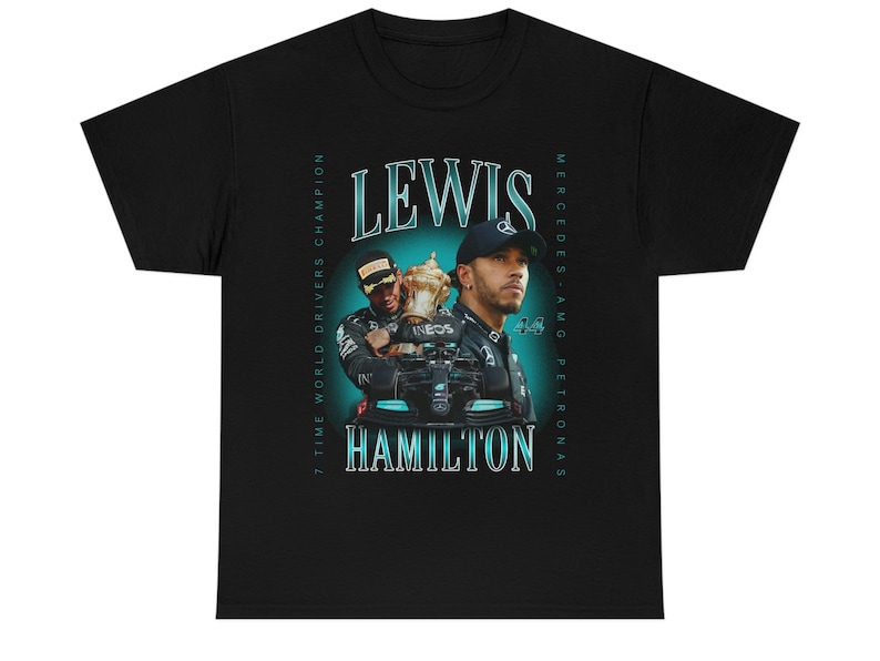 K&ouml;nnte beinhalten: Schwarzes T-Shirt mit einem Grafikdruck des Formel-1-Fahrers Lewis Hamilton, der eine Troph&auml;e h&auml;lt. Der Text "Lewis Hamilton" ist in Wei&szlig; mit t&uuml;rkisfarbenem Umriss gedruckt. Die Texte "7 Time World Drivers Champion" und "Mercedes-AMG Petronas" sind in Wei&szlig; an den Seiten des Grafikdrucks gedruckt.