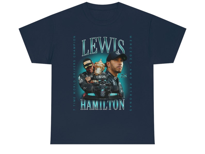 K&ouml;nnte beinhalten: Ein marineblaues T-Shirt mit einer Vintage-Grafik des Formel-1-Fahrers Lewis Hamilton. Die Grafik zeigt Hamilton in seinem Rennanzug, der eine Troph&auml;e h&auml;lt, mit dem Text "Lewis Hamilton" in fetter, wei&szlig;er Schrift. Der Text "7 Time World Drivers Champion" und "Mercedes-AMG Petronas" ist vertikal an den Seiten der Grafik gedruckt.