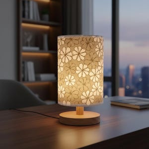 Lámpara de escritorio LED redonda de estilo retro para dormitorio, hotel o mesita de noche, fabricada en madera maciza con enchufe USB y pantalla de lino o yute.
