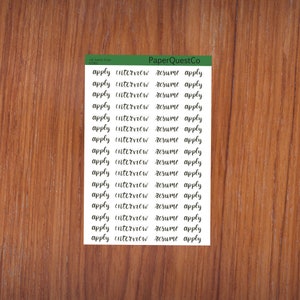 Peut inclure: Une feuille d'autocollants avec les mots "apply", "interview" et "resume" répétés plusieurs fois. Les autocollants sont conçus pour être utilisés dans une recherche d'emploi.