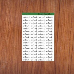 Könnte beinhalten: Ein Blatt weißes Papier mit dem Text "next week", der mehrmals in schwarzer, kursiv geschriebener Handschrift wiederholt wird. Der Text ist in einem Raster angeordnet. Das Papier liegt auf einem Holzmaserungshintergrund.